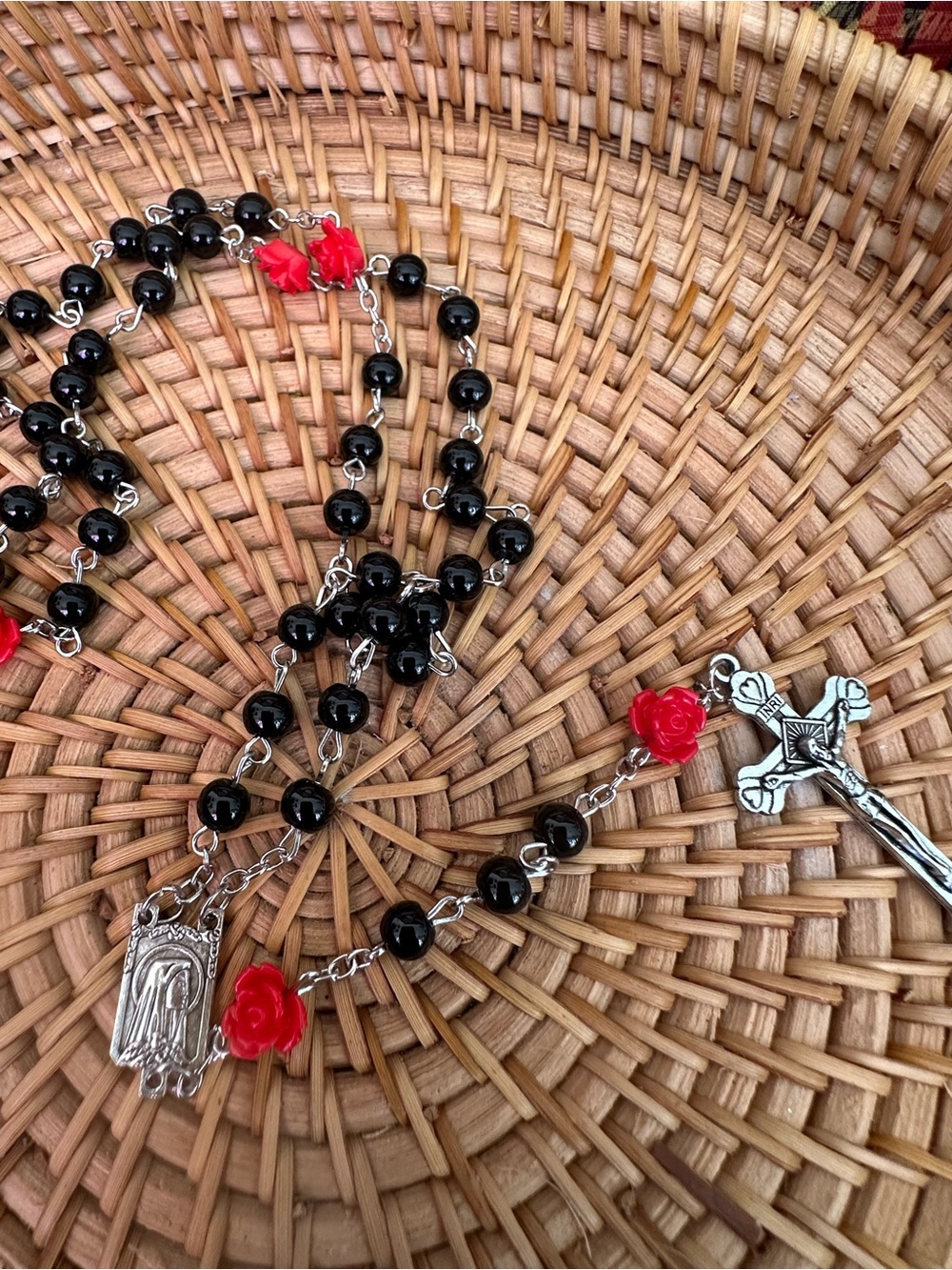 Vampire Rosary – Black Beads & Blood Red Roses - Picture 7 of 7